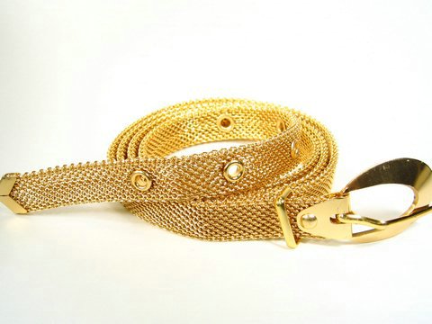 Feinmaschiger goldfarbener Gürtel mit coolem Design, hergestellt von Juwelier Harnisch, der ideal für stilvolle Outfits geeignet ist.