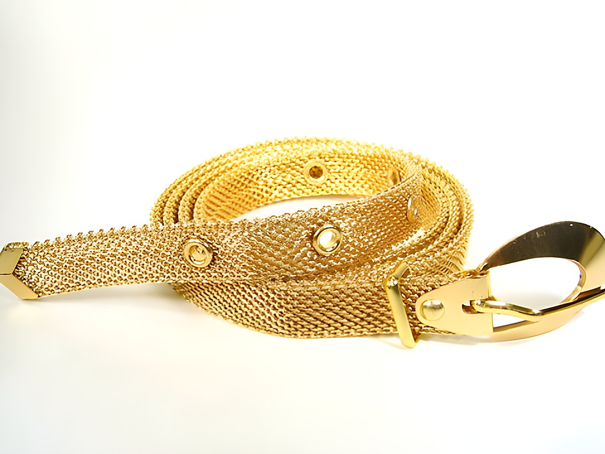 Feinmaschiger goldfarbener Gürtel mit coolem Design, hergestellt von Juwelier Harnisch, der ideal für stilvolle Outfits geeignet ist.