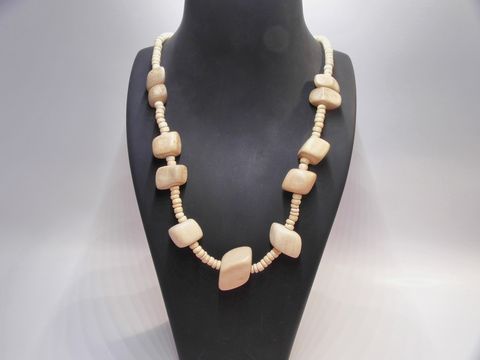 Holzkette mit Quadern in naturbraun, 30 mm groß, 60 cm lang, von Juwelier Harnisch, idealer Holzschmuck für jeden Anlass, stilvolles und natürliches Design.