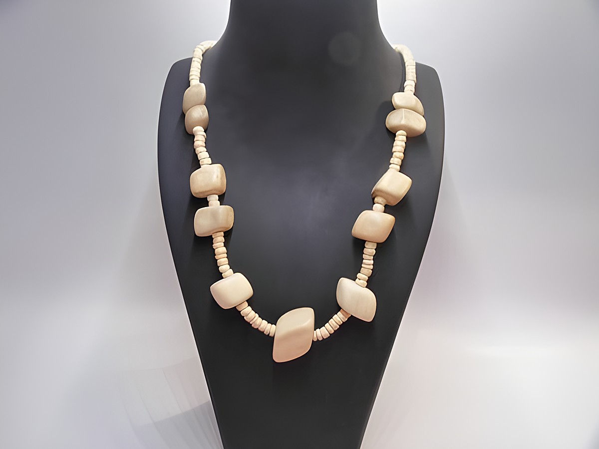 Holzkette mit Quadern in naturbraun, 30 mm groß, 60 cm lang, von Juwelier Harnisch, idealer Holzschmuck für jeden Anlass, stilvolles und natürliches Design.