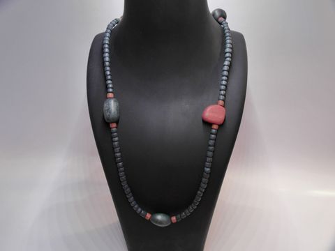 61884-0 Bunte Holzschmuckkette aus Holz, Multiform, 20 mm, 90 cm lang, gefertigt von Juwelier Harnisch, gezeigt an einem Schmuckständer mit verschiedenen farbigen Holzperlen.