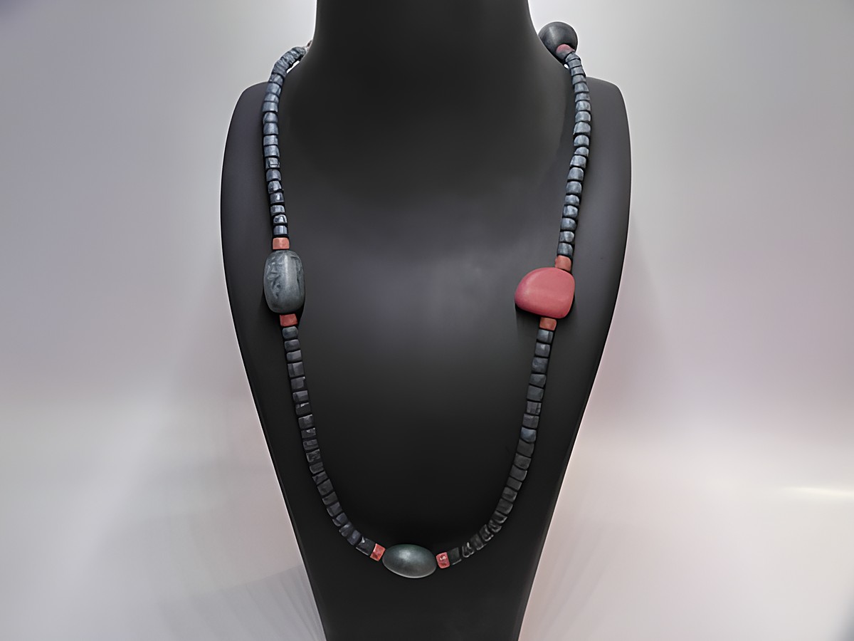 Bunte Holzschmuckkette aus Holz, Multiform, 20 mm, 90 cm lang, gefertigt von Juwelier Harnisch, gezeigt an einem Schmuckständer mit verschiedenen farbigen Holzperlen.