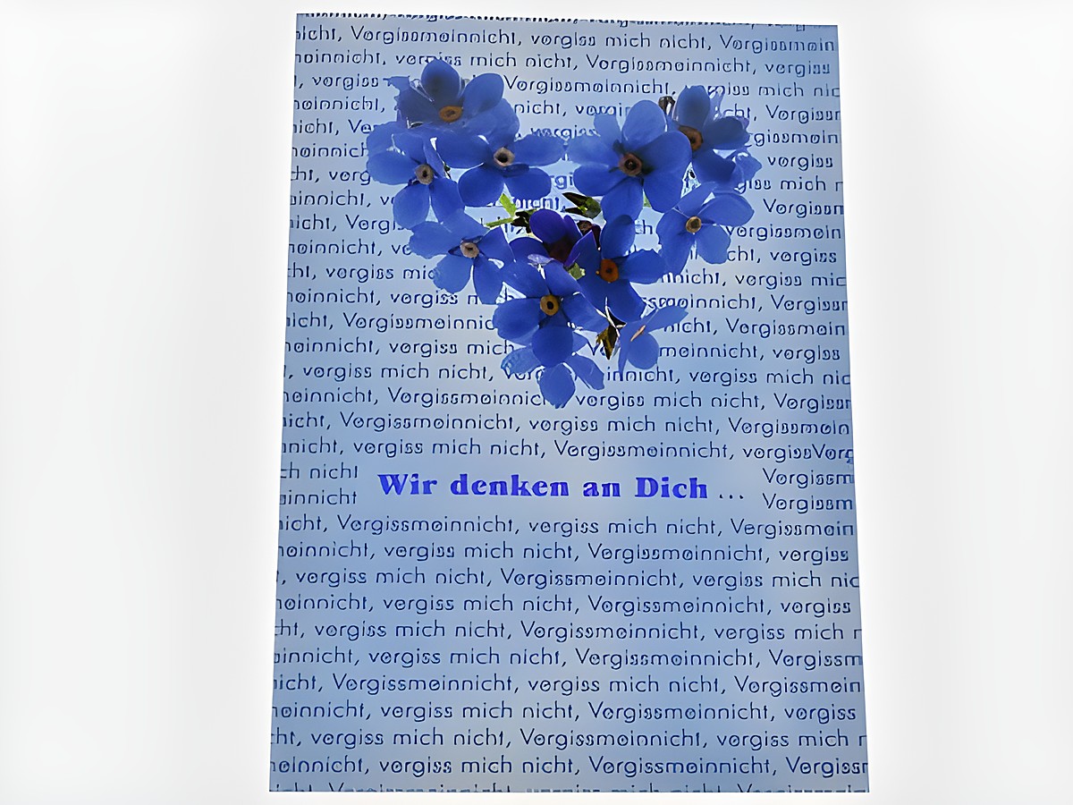 Geburtstagskarte mit einem herzförmigen Arrangement von blauen Vergissmeinnicht-Blumen auf einem Hintergrund mit dem Text Vergissmeinnicht in verschiedenen Schriftgrößen. Hersteller: Juwelier Harnisch.