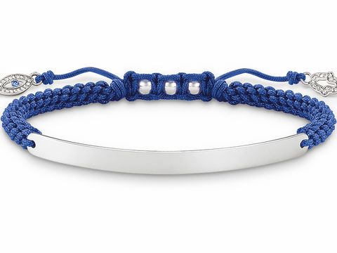 Makramee Armband von Thomas Sabo in Blau mit silberner Plakette und Zirkonia. Flexible Größe von 15 bis 21 cm, kombiniert mit synthetischem Spinell und Nylon.