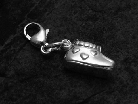 Charms Babyschuh mit Karabiner als Anhänger aus Sterling Silber, Hersteller Juwelier Harnisch, detailreich gestaltet mit Herzen für persönliche Schmuckstücke.