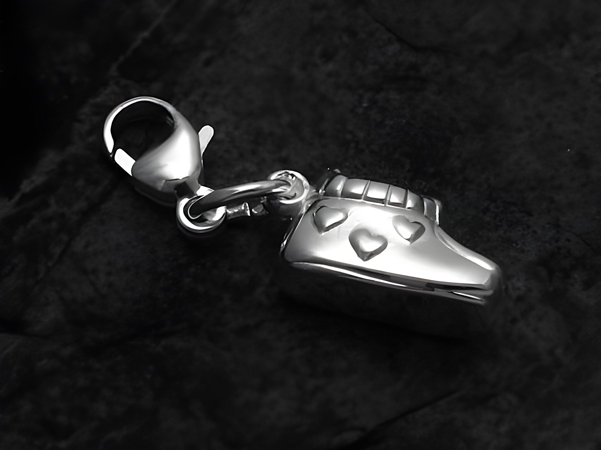 Charms Babyschuh mit Karabiner als Anhänger aus Sterling Silber, Hersteller Juwelier Harnisch, detailreich gestaltet mit Herzen für persönliche Schmuckstücke.
