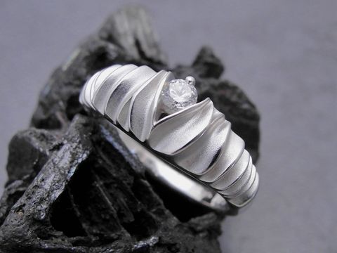 Silberring mit ausdrucksstarkem Zirkonia in weiß, Größe 58, Hersteller Juwelier Harnisch, formschönes Design bis Größe 58 / 18,4.
