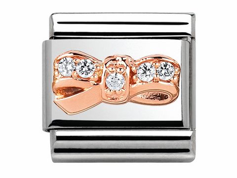 Classic Schleife CHERIE in Roségold mit Zirkonia, gefertigt von Nomination, zeigt eine elegante Schleifenform mit funkelnden Steinen auf einem Edelstahlband.