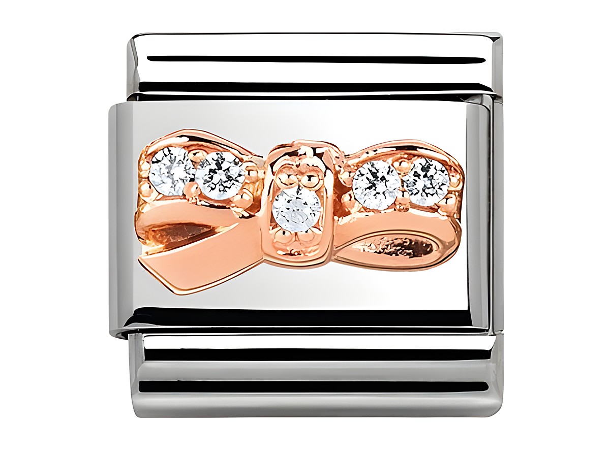 Classic Schleife CHERIE in Roségold mit Zirkonia, gefertigt von Nomination, zeigt eine elegante Schleifenform mit funkelnden Steinen auf einem Edelstahlband.