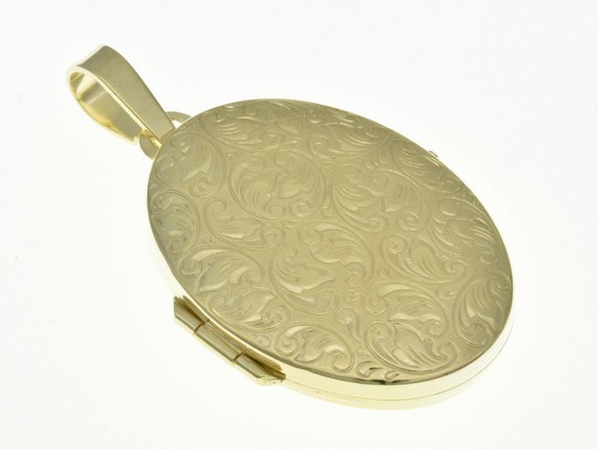 Medaillon in ovaler Form mit feinem Diamantschliff, gefertigt aus Sterling Silber und vergoldet in Gelbgold. Charmantes Design, Hersteller: Juwelier Harnisch.