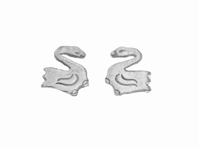Ohrstecker Schwan in Silber, poliert und tierisch, für Kinder, von Juwelier Harnisch, zeigend zwei elegante Schwan-Formen in minimalistischem Design.
