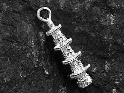 39841-0 Pagoda Anhänger aus Sterling Silber, hergestellt von Juwelier Harnisch, zeigt ein detailliertes Design mit mehreren Ebenen in ansprechendem Glanz. Ideal für individuellen Schmuck.