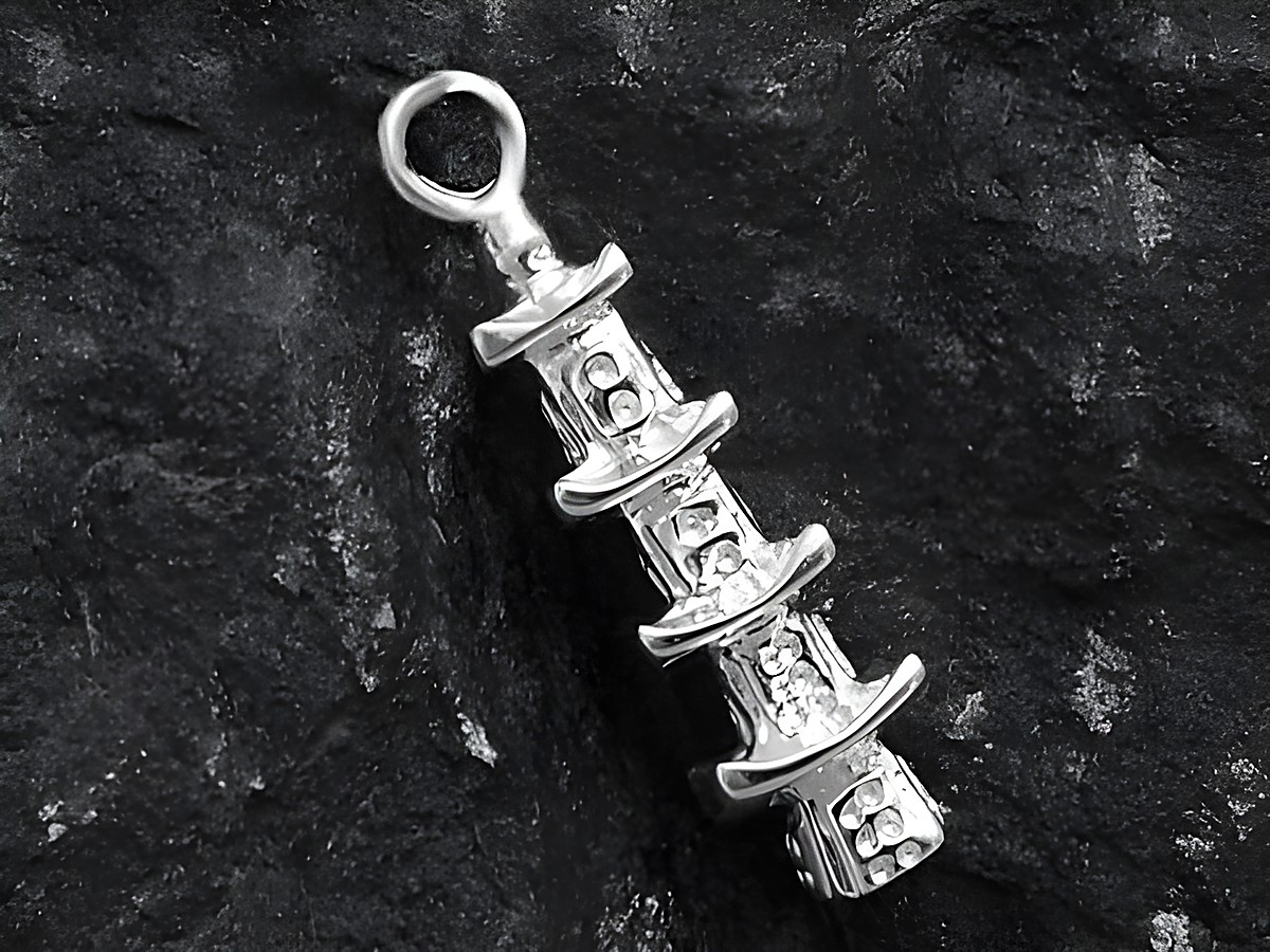 Pagoda Anhänger aus Sterling Silber, hergestellt von Juwelier Harnisch, zeigt ein detailliertes Design mit mehreren Ebenen in ansprechendem Glanz. Ideal für individuellen Schmuck.