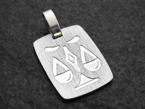 Silberne Gravurplatte in eckiger Form mit dem Symbol der Waage, Hersteller Juwelier Harnisch, für das Sternzeichen Waage.