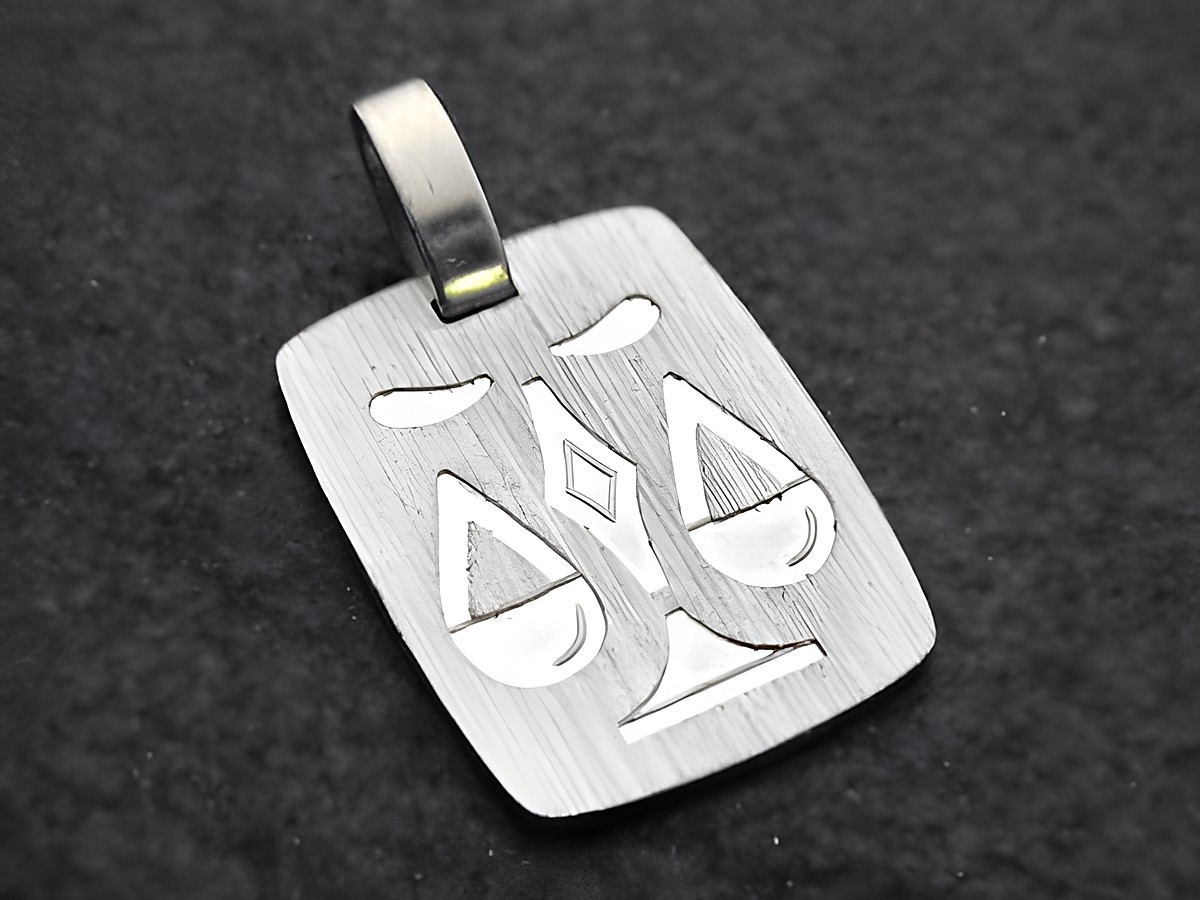 Silberne Gravurplatte in eckiger Form mit dem Symbol der Waage, Hersteller Juwelier Harnisch, für das Sternzeichen Waage.