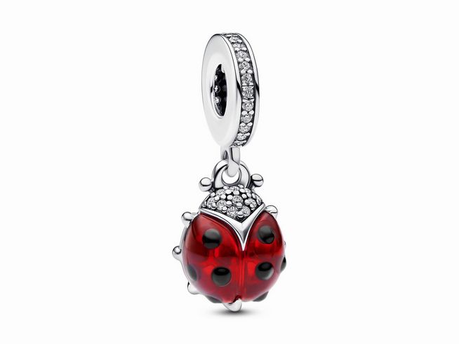 Pandora Charm Anhänger 792571C01 in Form eines Marienkäfers aus Silber mit einem Steinmix in Mehrfarbig, feine Details und glänzende Elemente verleihen dem Anhänger besonderen Charme.
