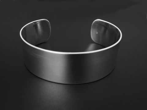 Silber Armreifen - 17 cm - schlicht elegant, hergestellt von Juwelier Harnisch, präsentiert einen minimalistischen Designstil und betont puristische Ästhetik. Ideal für jeden Anlass.