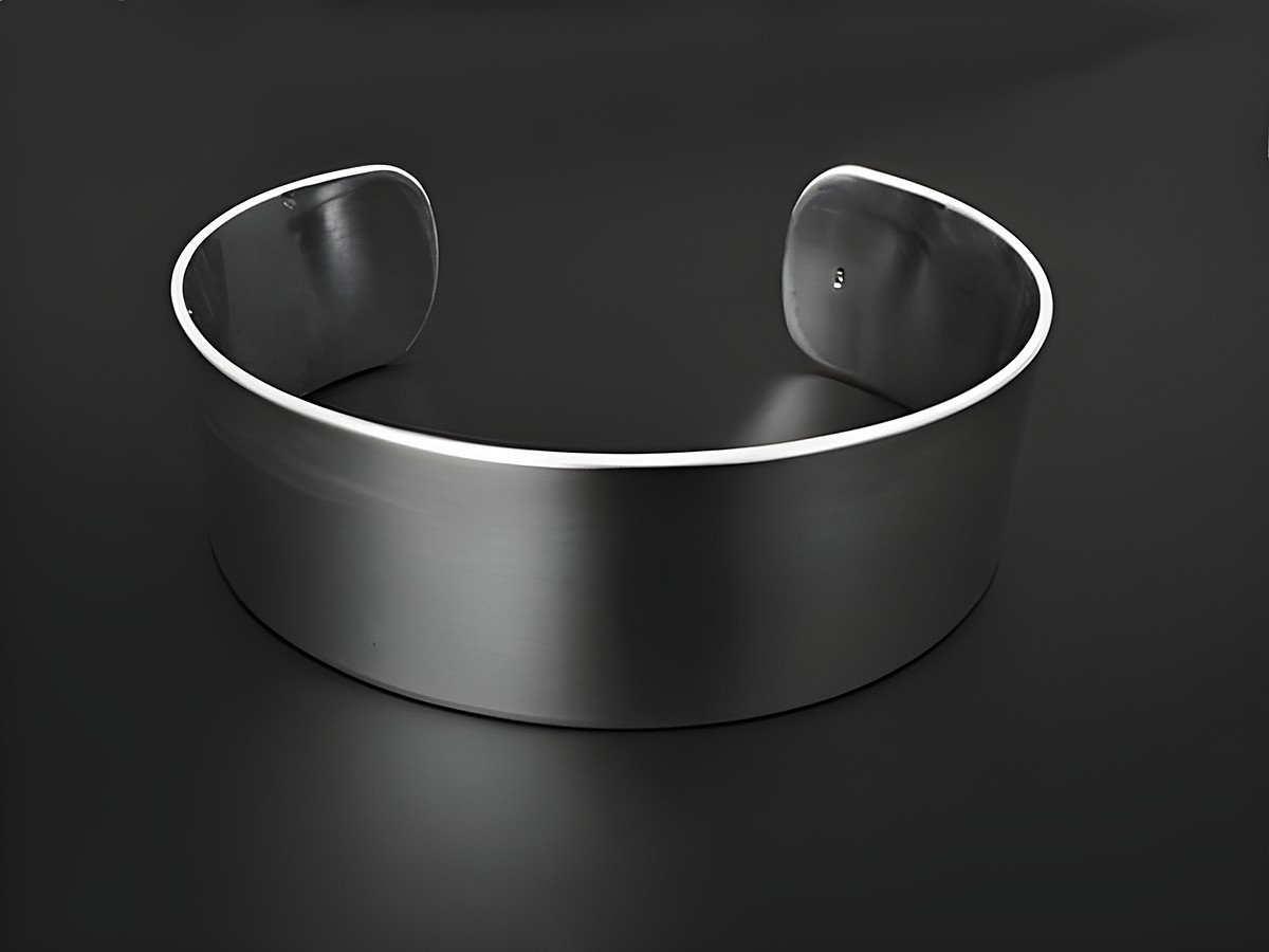 Silber Armreifen - 17 cm - schlicht elegant, hergestellt von Juwelier Harnisch, präsentiert einen minimalistischen Designstil und betont puristische Ästhetik. Ideal für jeden Anlass.