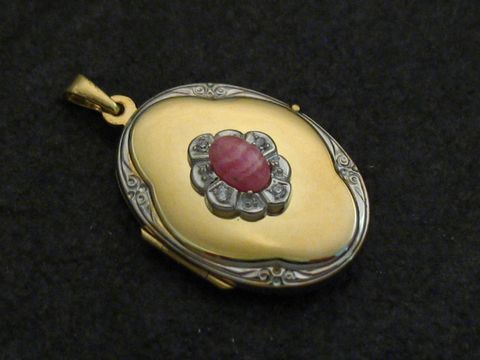 Rhodochrosit Medaillon Cabochon in Gold 333 bicolor, mit einem ovalen, rosa Stein und silberfarbenen Akzenten, hergestellt von Juwelier Harnisch, elegant und edel im Design.