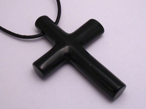 69397-0 Steinkreuz ACHAT Schwarz mit Lederkette, Hersteller Juwelier Harnisch, eleganter Anhänger aus Edelstein für stilvolle accessorizing.