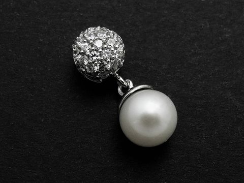 Rund silberner Anhänger filigran mit Süßwasserzuchtperle und Zirkonia in weiß, Hersteller Juwelier Harnisch, elegant und zeitlos. Perfekt für besondere Anlässe.