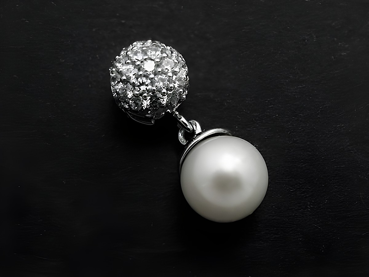 Rund silberner Anhänger filigran mit Süßwasserzuchtperle und Zirkonia in weiß, Hersteller Juwelier Harnisch, elegant und zeitlos. Perfekt für besondere Anlässe.