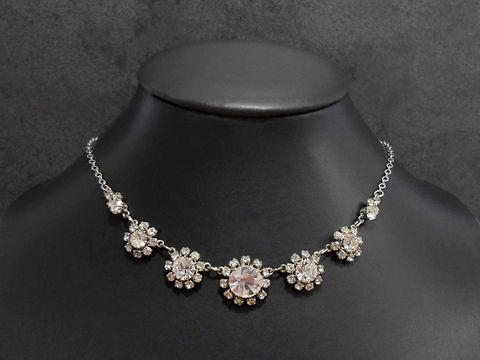 Strass Kette stilvoll weiß 44 cm silberfarben Hersteller Juwelier Harnisch Fassung silberfarben, elegant gestaltet mit funkelnden Strasssteinen, perfekt für besondere Anlässe.