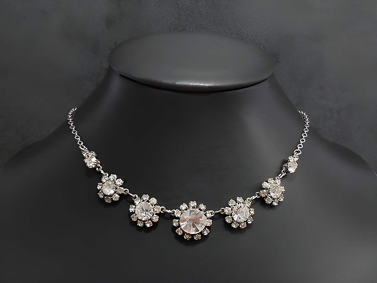 Strass Kette stilvoll weiß 44 cm silberfarben Hersteller Juwelier Harnisch Fassung silberfarben, elegant gestaltet mit funkelnden Strasssteinen, perfekt für besondere Anlässe.