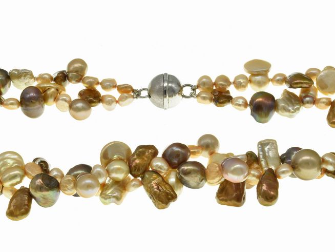 Zwei sich überlappende Reihen einer elegant gestalteten Perlenkette aus Süßwasser-Zuchtperlen und Biwa-Perlen in Braun und Creme mit verschiedenen Größen von 4 bis 12,5 mm und einem silbernen Verschluss.