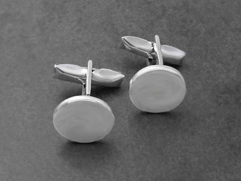 Runde Manschettenknöpfe aus poliertem Sterling Silber mit Gravurplatte, hergestellt von Juwelier Harnisch, ideal für individuelle Gravuren.