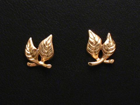 Goldene Ohrstecker in Form von Blättern, gefertigt vom Juwelier Harnisch, detailreiche Blumen- und Blattformen, zeitloses Design für einen eleganten Look.