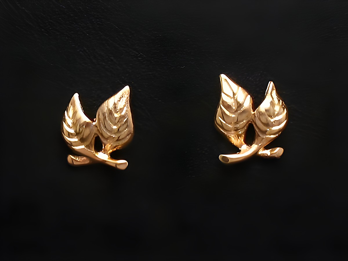Goldene Ohrstecker in Form von Blättern, gefertigt vom Juwelier Harnisch, detailreiche Blumen- und Blattformen, zeitloses Design für einen eleganten Look.