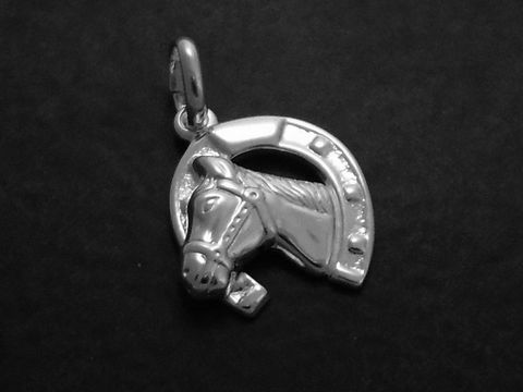 Hufeisen Pferd Anhänger aus Sterling Silber als Glücksbringer, hergestellt von Juwelier Harnisch, geeignet für Kinder, detaillierte Ausarbeitung und glänzende Oberfläche.