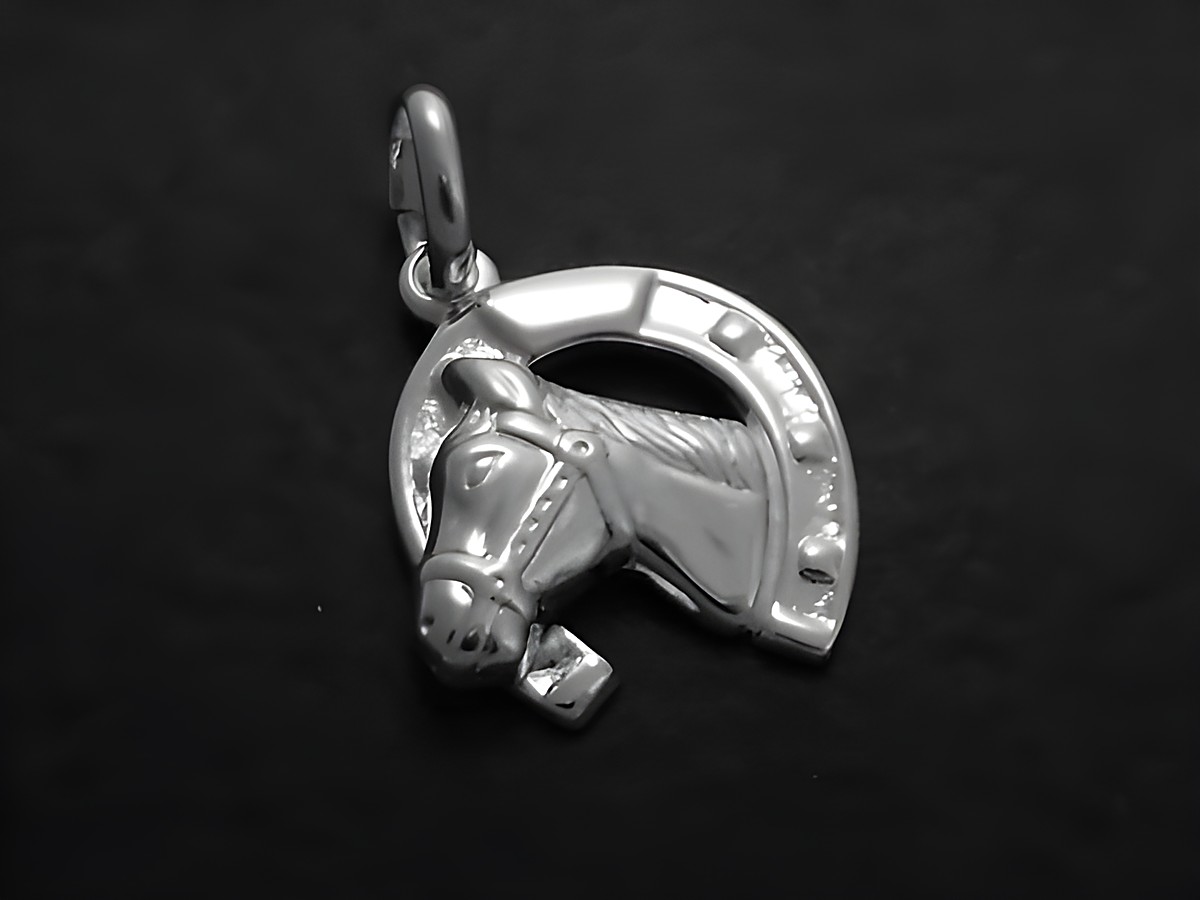 Hufeisen Pferd Anhänger aus Sterling Silber als Glücksbringer, hergestellt von Juwelier Harnisch, geeignet für Kinder, detaillierte Ausarbeitung und glänzende Oberfläche.