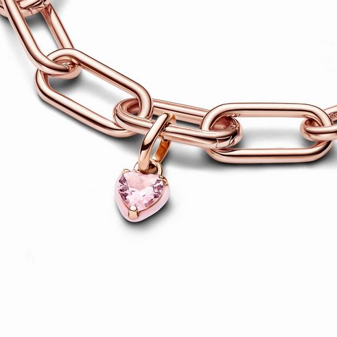 Rosafarbener Chakra-Herz Mini-Charm-Anhänger von Pandora ME, aus roségoldvergoldetem Material, mit handgefertigtem pink-rosa Kristall, befestigt an einer Gliederkette.