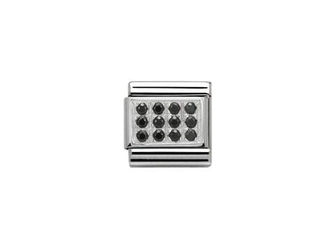 433030710-0 Die Nomination Classic 330307 10 in Schwarz von SilverShine zeigt ein elegantes Motiv mit Zirkonia-Steinen auf einer silbernen Grundfläche und verleiht jedem Schmuckstück eine edle Note.