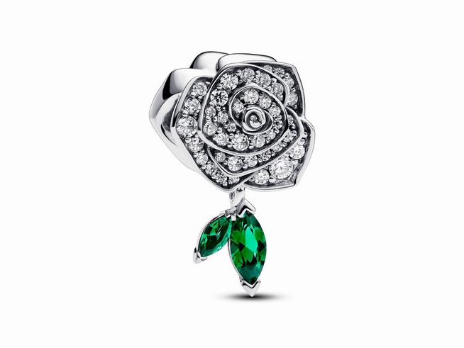 Funkelnder blühender Rose Charm aus Silber von Pandora, mit glänzendem Steinmix in Grün, dekorativ gestaltet mit funkelnden Steinen und stilisierten grünen Blättern.