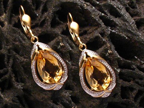 Klassische Gold Ohrhänger mit Citrin, gefertigt von Juwelier Harnisch, geschmückt mit funkelnden Steinakzenten. Ideal für elegante Anlässe und zeitlose Schönheit.
