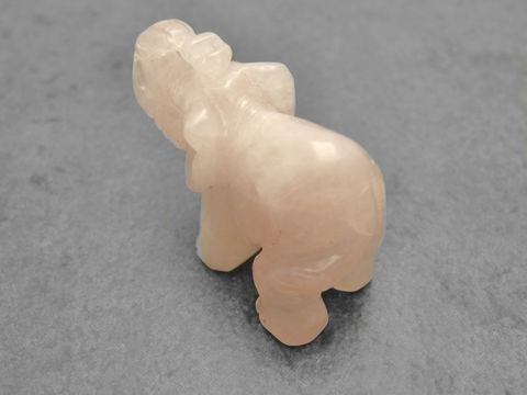 Ein rosa Elefant aus Rosenquarz, plastisch und stehend, als Steinfigur gefertigt. Hersteller: Juwelier Harnisch, bekannt für Glücksbringer und Steinfiguren.