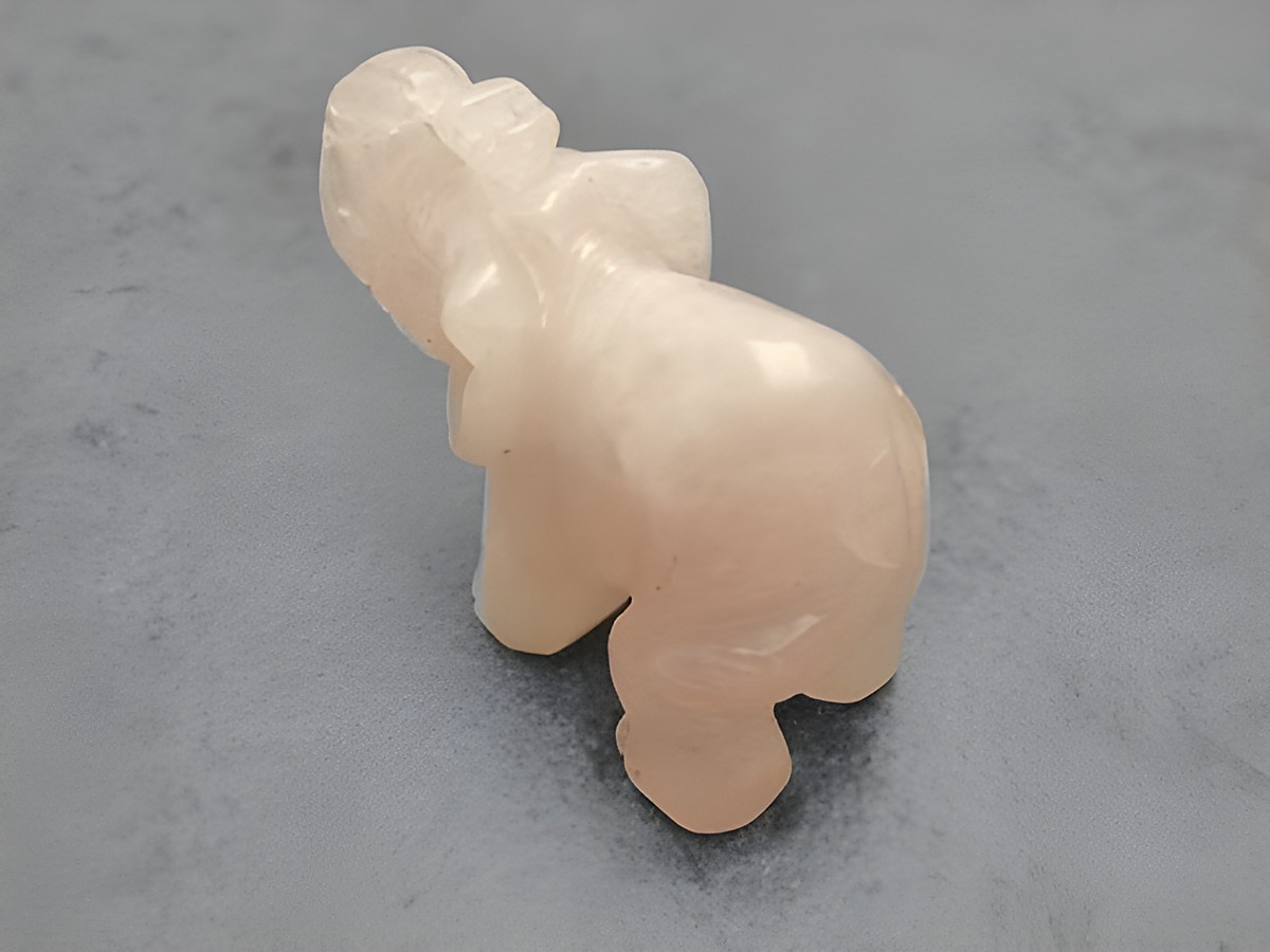 Ein rosa Elefant aus Rosenquarz, plastisch und stehend, als Steinfigur gefertigt. Hersteller: Juwelier Harnisch, bekannt für Glücksbringer und Steinfiguren. – Ansicht 2