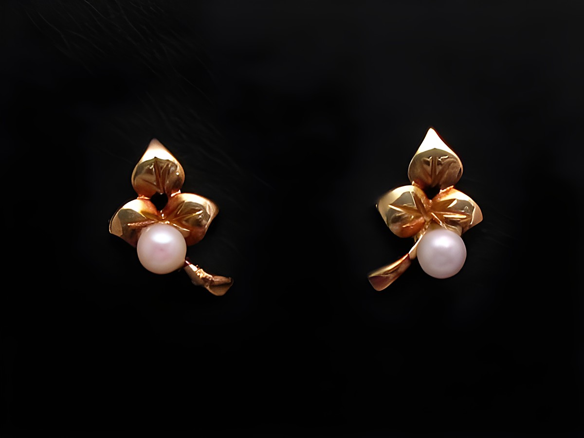 Ohrringe Blatt aus Gold 585 mit Zuchtperle, Hersteller Juwelier Harnisch, elegante Perlen Ohrringe im floralen Design, perfekt für besondere Anlässe.