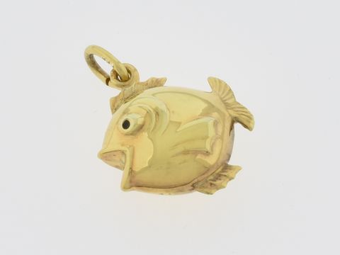 Niedlicher Gold Anhänger in Form eines Goldfischs aus 585 Gold, hergestellt von Juwelier Harnisch, ideal für Tierliebhaber.
