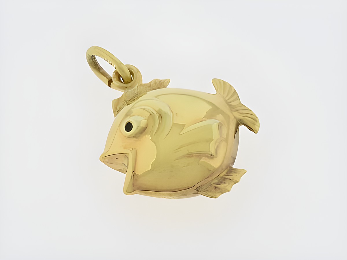 Niedlicher Gold Anhänger in Form eines Goldfischs aus 585 Gold, hergestellt von Juwelier Harnisch, ideal für Tierliebhaber.
