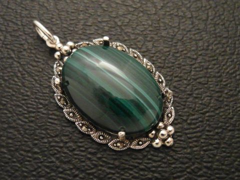 Cabochon Malachit Silber Medaillon Anhänger mit feiner Verarbeitung und detailreichen Verzierungen, Hersteller Juwelier Harnisch, einzigartiger Cabochonstein in ovaler Form.