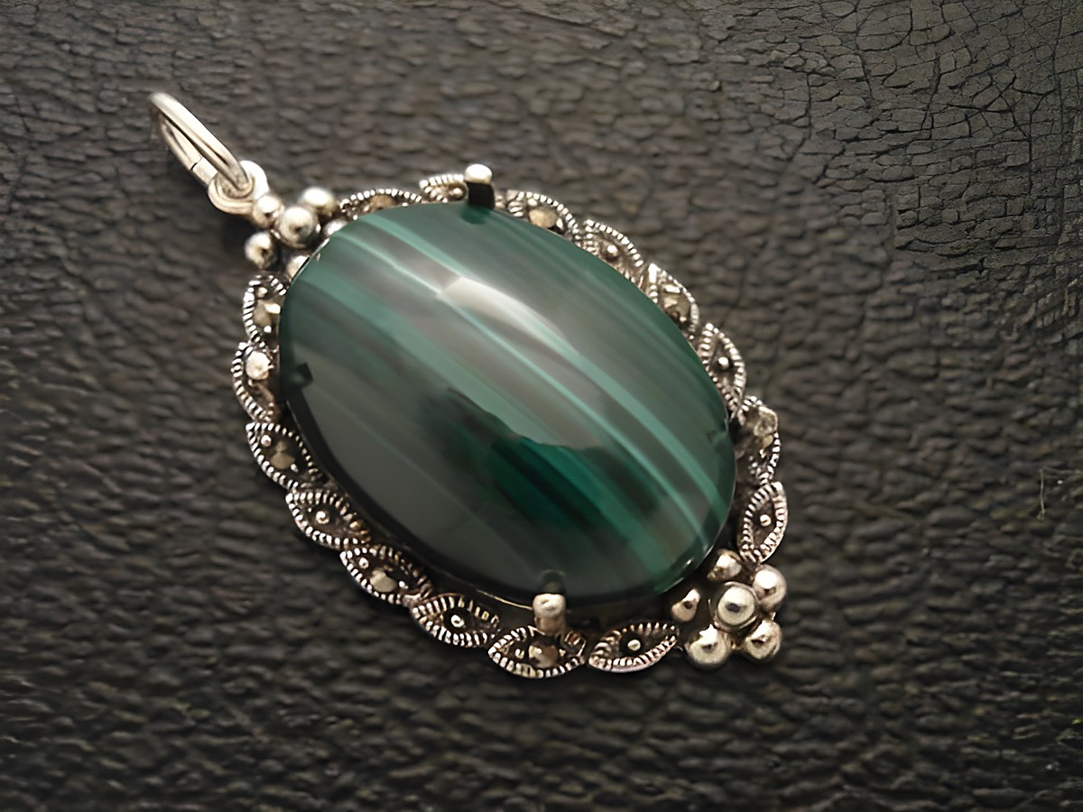 Cabochon Malachit Silber Medaillon Anhänger mit feiner Verarbeitung und detailreichen Verzierungen, Hersteller Juwelier Harnisch, einzigartiger Cabochonstein in ovaler Form.
