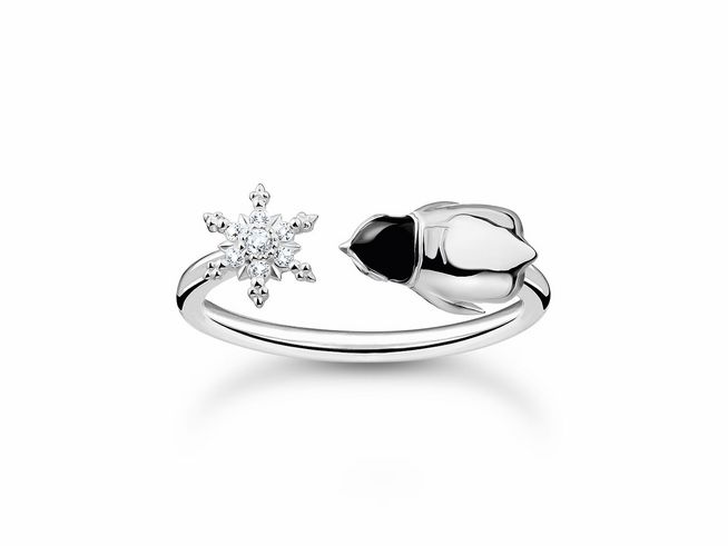 Ring aus Sterling Silber mit einem Pinguin und einer Schneeflocke aus Kaltemail und Zirkonia in Größe 48 von Thomas Sabo. Elegantes Design mit winterlichem Flair.