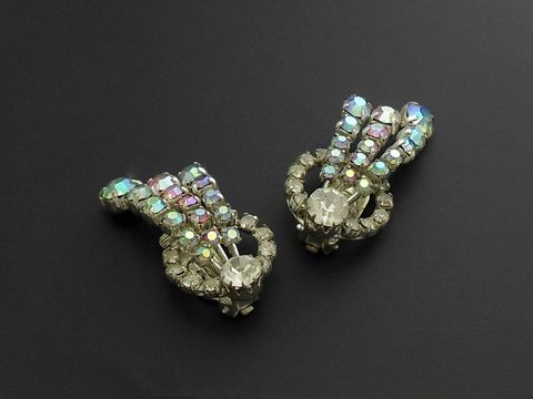 Strass Ohrclips in aufregendem Design mit bunt-schimmernden Strasssteinen, hergestellt vom Juwelier Harnisch. Eleganter Strass Schmuck für besondere Anlässe.