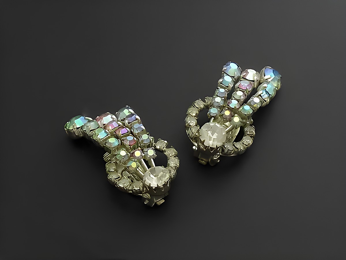 Strass Ohrclips in aufregendem Design mit bunt-schimmernden Strasssteinen, hergestellt vom Juwelier Harnisch. Eleganter Strass Schmuck für besondere Anlässe.