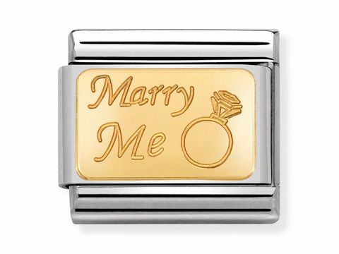 Nomination 030121 44 Marry Me Composable Classic, eine Schmuckverbindung aus Edelstahl mit einer goldfarbenen Plakette, die die Schriftzüge Marry Me und einen Ring zeigt.