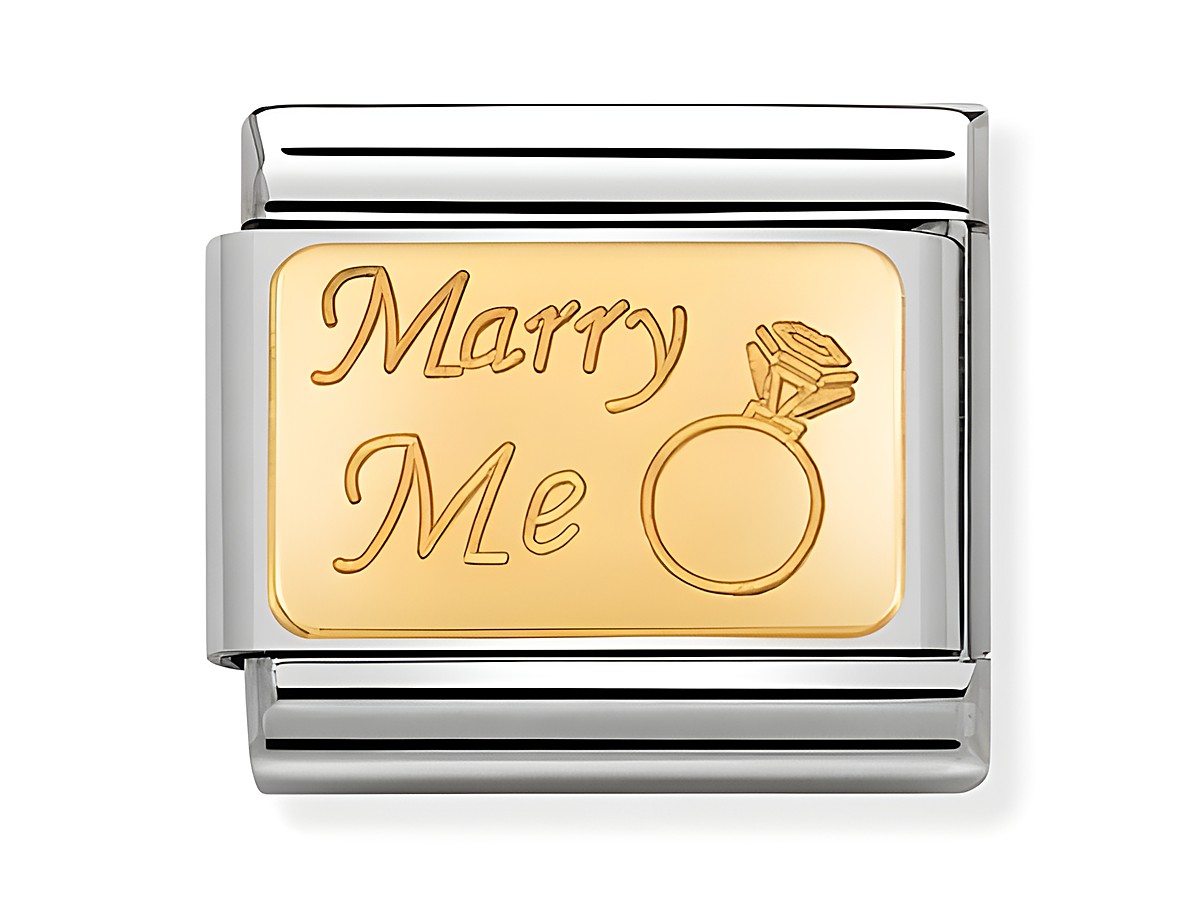 Nomination 030121 44 Marry Me Composable Classic, eine Schmuckverbindung aus Edelstahl mit einer goldfarbenen Plakette, die die Schriftzüge Marry Me und einen Ring zeigt.